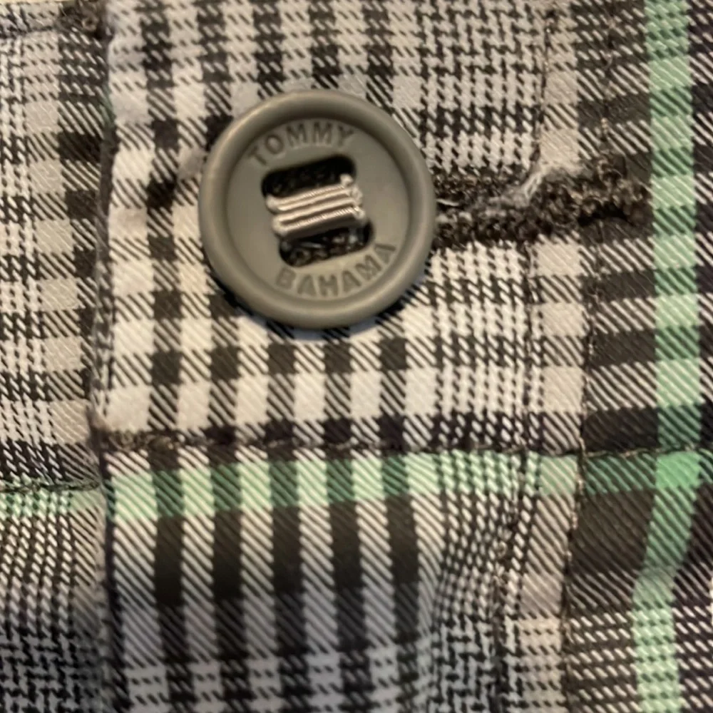 Tommy Bahama men’s golf shorts size 32. Gray‎ and green plaid.